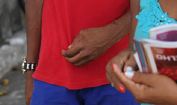 Douglas ainda não conseguiu medicação para tratar doença (Foto: Evandro Veiga | Correio) Douglas ainda não conseguiu medicação para tratar doença (Foto: Evandro Veiga | Correio)